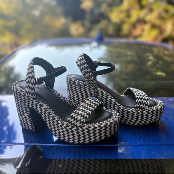 Black platform - Picture 1 of 4